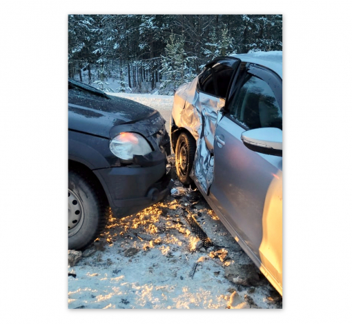  На заснеженной дороге водитель «Фольксвагена Джетта» допустил занос, что стало причиной столкновения с другим автомобилем.